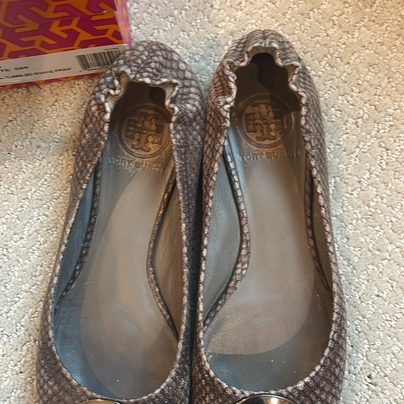 Tory Burch snack print flat with metal detail. - Picture 6 of 6